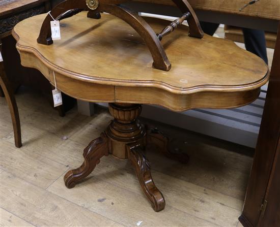 A Victorian oval walnut centre table W.116cm